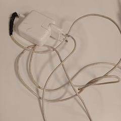 Nabíječka Witte Apple oplader met zwart tape, jak nahlášeno HU Amersfoort pomocí iLost