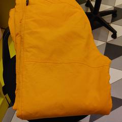 Ski pants (orange), come riportato da MEININGER Hotel Innsbruck Zentrum utilizzando iLost
