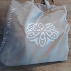 Taška Elise Claira Bayles, ako bolo nahlásené EBS Tramplein pomocou iLost