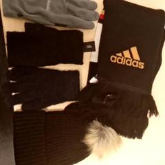 Bufanda, Guants & Gorro handsch, segons ha informat Mövenpick Hotel Amsterdam City Centre mitjançant iLost