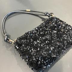 ハンドバッグ zwart glitter met inhoud がiLostで Gemeente Ermelo によって報告されました