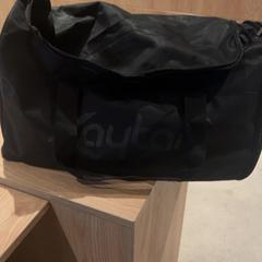 Táska, amint azt Van der Valk Hotel Eindhoven - Best az iLost segítségével jelentette.