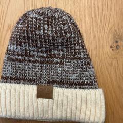 Čiapka Braun/Wollweiß, ako bolo nahlásené Schönbrunn "Group Center" pomocou iLost