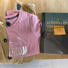 book, pink shirt and trench coat, segons ha informat Conscious Hotel Westerpark mitjançant iLost