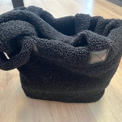 Borsa -Zwart wollen handtas., come riportato da Centraal magazijn utilizzando iLost