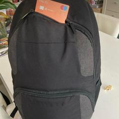 zwarte rugzak met inhoud, iLost에 보고됨