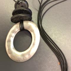 Collar zwart/zilver, ha sido reportado por Eindhoven Airport con iLost