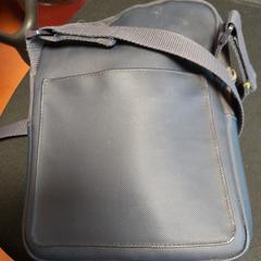 Pochette bleu marine, como reportado por TCL utilizando o iLost