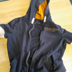 Vest van het merk C&A, amint azt Dolfinarium az iLost segítségével jelentette.