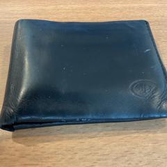 Cartera Van den bosch, segons ha informat Gemeente Amsterdam - Bureau Gevonden Voorwerpen mitjançant iLost