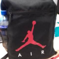 Sac Zwart, Tekle, a été signalé par Qbuzz Fryslân utilisant iLost