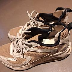 Sabatilles esportives brown/white, segons ha informat Hotel V Frederiksplein mitjançant iLost