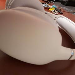 Casque audio blanc, a été signalé par TCL utilisant iLost