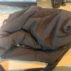 معطف black bag، كما تم الإبلاغ عنه بواسطة Room Mate Bruno عبر iLost