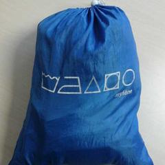 Blauwe nylon tas met calvijn sportspullen, como reportado por Connexxion Zeeland utilizando o iLost