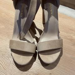 Scarpe, come riportato da Van der Valk Hotel Eindhoven - Best utilizzando iLost