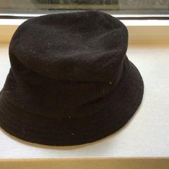 Čepice zwart, jak nahlášeno Diakonessenhuis Zeist pomocí iLost