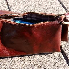 Väska Bruin leer Reis de Abreu Goncalves Lopes, rapporterat av Connexxion Amstelland-Meerlanden Schiphol Zuid med iLost