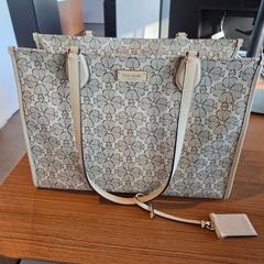 حقيبة يد Grijs، كما تم الإبلاغ عنه بواسطة Regio Limburg - Leuven عبر iLost