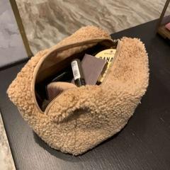 Estuche Tasje met make-up producten, segundo informou Van der Valk Hotel Amsterdam-Amstel usando iLost