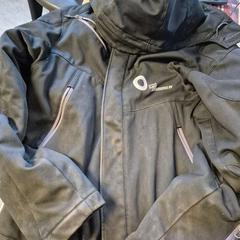 Veste Zwart van een autobedrijf, a été signalé par Connexxion Zeeland utilisant iLost