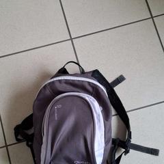 Sac à dos Gris et parme, a été signalé par ilévia utilisant iLost