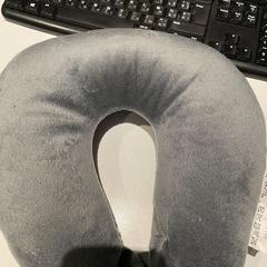 travel neck pillow, a été signalé par MEININGER Hotel Bruxelles Gare du Midi utilisant iLost