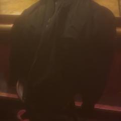 Jaqueta Jas zwart, segons ha informat Café Leentje mitjançant iLost