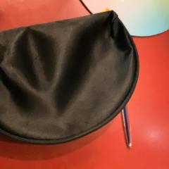 Sacs Schwarz Tasche mit Kabel, a été signalé par MEININGER Hotel Berlin Alexanderplatz utilisant iLost