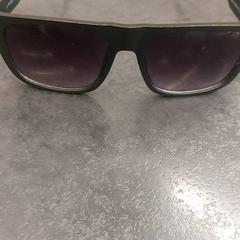 Sluneční brýle, jak nahlášeno Rotterdam The Hague Airport pomocí iLost