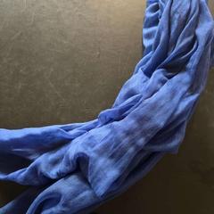 Scarf blue, light, zoals gemeld door Conscious Hotel Westerpark met iLost
