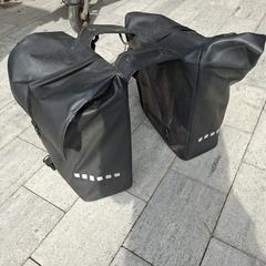 Dubbele zwarte fietstas merk Newlooxs, iLost'a bildirildiği gibi