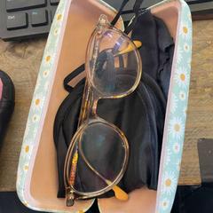 Glasögonfodral med glasögon groen met witte bloemen, rapporterat av Paaspop med iLost