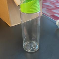 Bottiglia d'acqua Doorzichtig met een groene dop, come riportato da Pathé Amsterdam Noord utilizzando iLost