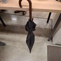 Guarda-chuva noir, como reportado por IKEA Dijon utilizando o iLost