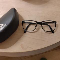 Bril in brillenkoker, som rapporterats till iLost