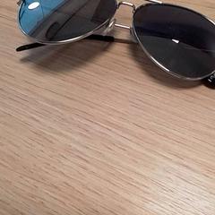 Gafas de sol Zilverkleurig, ha sido reportado por Qbuzz Fryslân con iLost