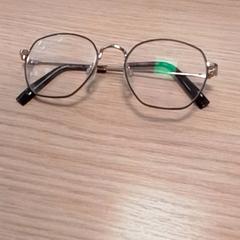 Glasögon Goudkleurig, rapporterat av Qbuzz Fryslân med iLost