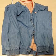 Kleding - kinderjas blauw/roze، كما تم الإبلاغ عنه بواسطة Centraal magazijn عبر iLost