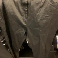 Pantaloni Black, come riportato da MEININGER Hotel Brussels City Center utilizzando iLost