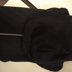 Hoodie zwarte hoodie Weekday small, amint azt HU Amersfoort az iLost segítségével jelentette.