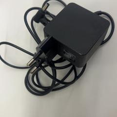 Töltő Asus, amint azt HvA Amstelcampus az iLost segítségével jelentette.