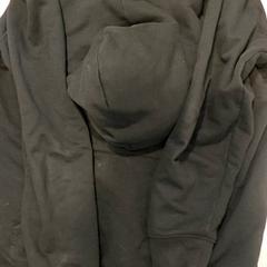 Ruházat - Hoodie Zwart, amint azt Regio West-Vlaanderen az iLost segítségével jelentette.
