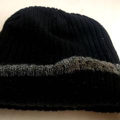 衣類 - Muts grijs/zwart がiLostで Regio Oost-Vlaanderen によって報告されました