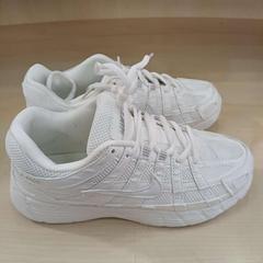 Sneaker, come riportato da Bolognalaan 101 utilizzando iLost