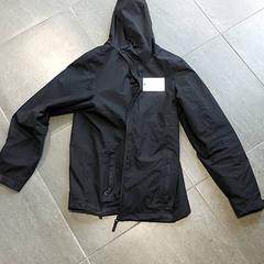 Jas Zwarte jas, rapporterat av Centraal magazijn med iLost