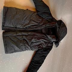 Jacket, como reportado por Room Mate Bruno utilizando o iLost