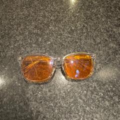 Gafas de sol gele glazen, ha sido reportado por Van der Valk Spier-Dwingeloo con iLost