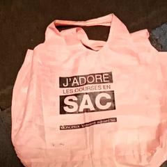 Sac à main Pink, a été signalé par Mövenpick Hotel Amsterdam City Centre utilisant iLost