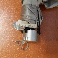 Ombrello pieghevole argent et bleu marine, come riportato da TCL utilizzando iLost